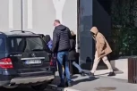 POTRESAN SNIMAK DECE SAŠE POPOVIĆA, ĆERKA JEDVA HODA OD TUGE: Sleteli u Beograd da dočekaju TELO preminulog oca! (VIDEO)