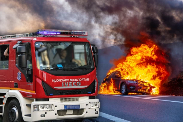 DVA TELA U ZAPALJENOM AUTOMOBILU! Požaru prethodio udes, povređene i dve osobe! (fFOTO/VIDEO)