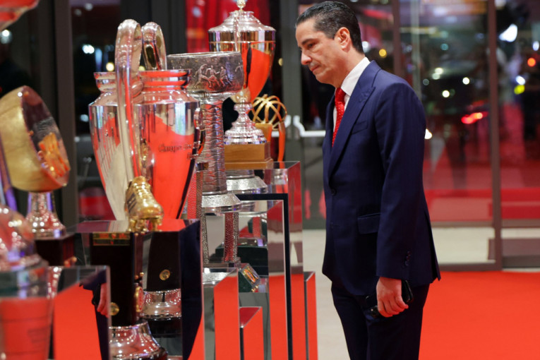 Janis Sferopulos ispred trofeja namenjenog najboljoj evropskoj fudbalskoj ekipi