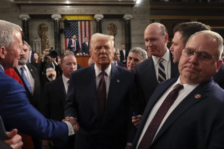 ISTORIJSKI POTRES U VAŠINGTONU, AMERIČKI SENAT DONEO VAŽNU ODLUKU! Tramp na korak od provalije - Najbliži saradnici mu zabili NOŽ U LEĐA (FOTO, VIDEO)