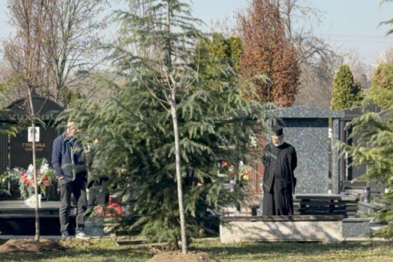 Sveštenik i organizatorka sahrane Saše Popovića