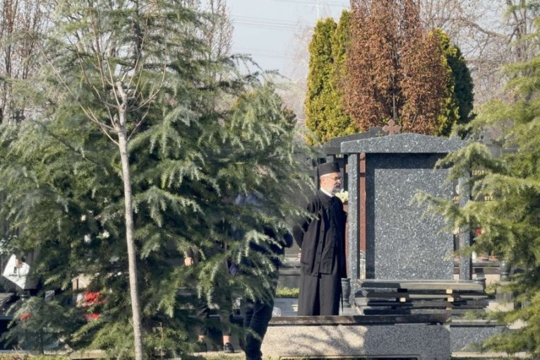 Sveštenik i organizatorka sahrane Saše Popovića