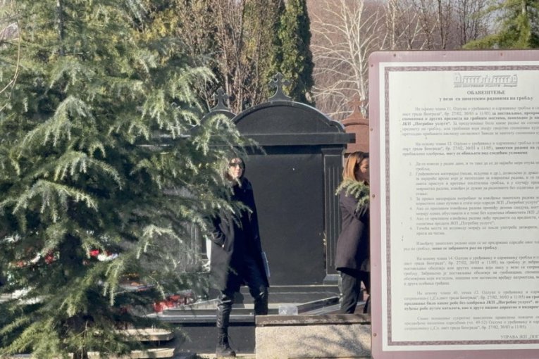 Sveštenik i organizatorka sahrane Saše Popovića