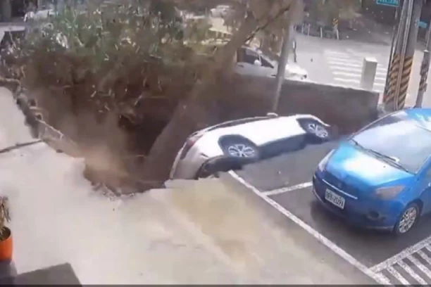 STRAVA U CENTRU GRADA: Otvorila se rupa i PROGUTALA VOZILO NA PARKINGU (VIDEO)