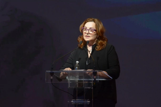 SAŠA JE UMRO KAO DRVO... Ana Bekuta rasplakala sve u Sava centru, pa ZAPEVALA (VIDEO)