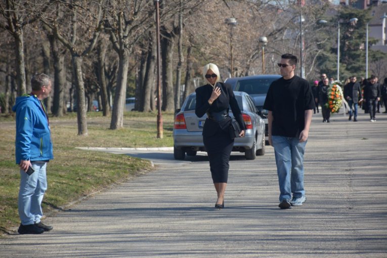 Karleuša na sahrani Saše Popovića