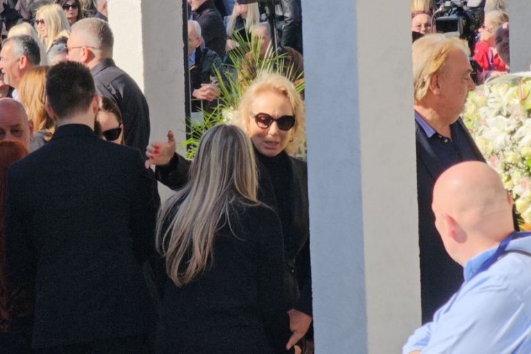 Lepa Brena na sahrani Saše Popovića