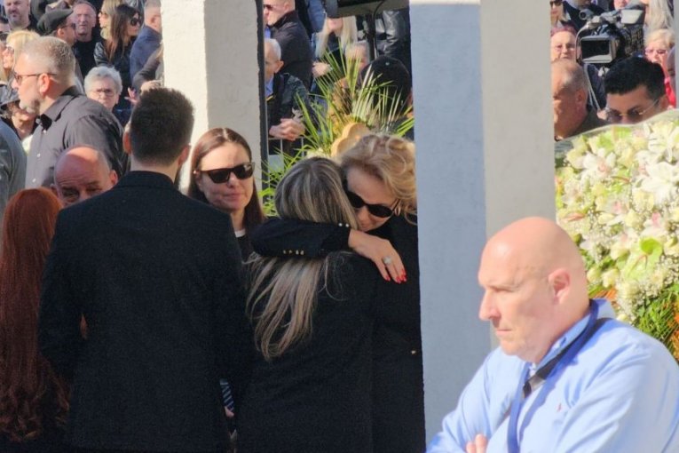 Lepa Brena na sahrani Saše Popovića