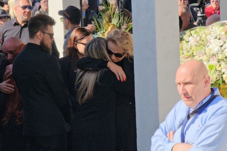 Lepa Brena na sahrani Saše Popovića