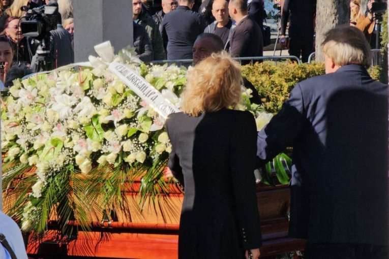Lepa Brena na sahrani Saše Popovića
