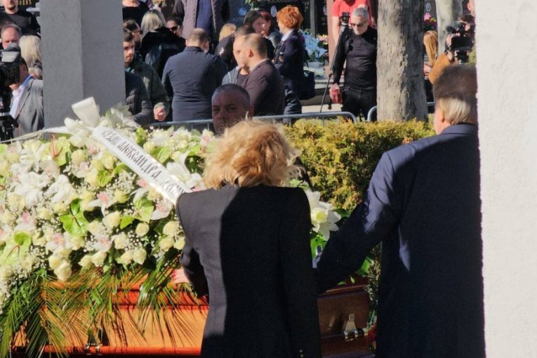 Lepa Brena na sahrani Saše Popovića