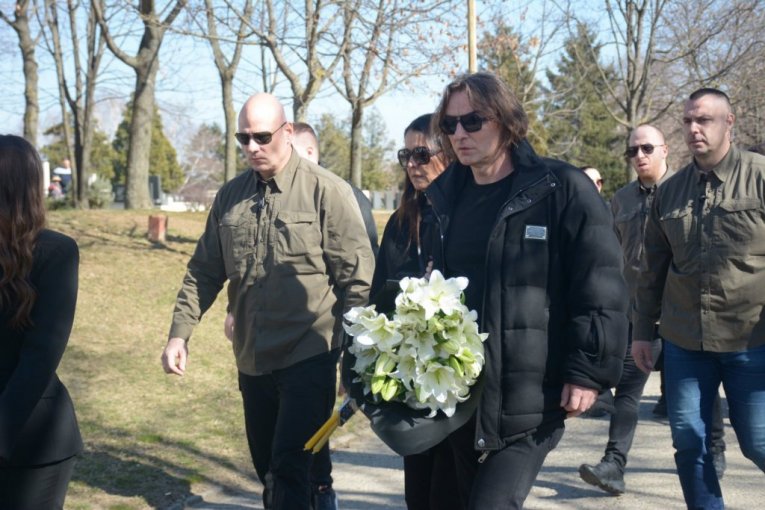 Željko Mitrović na sahrani mame Milke