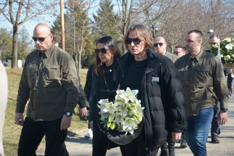 Željko Mitrović na sahrani mame Milke