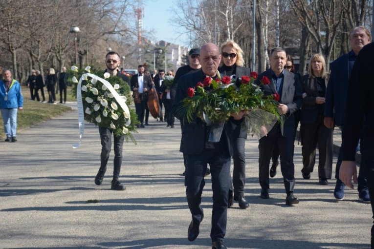 Lepa Brena na sahrani Saše Popovića