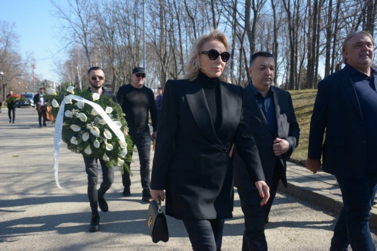 Lepa Brena na sahrani Saše Popovića