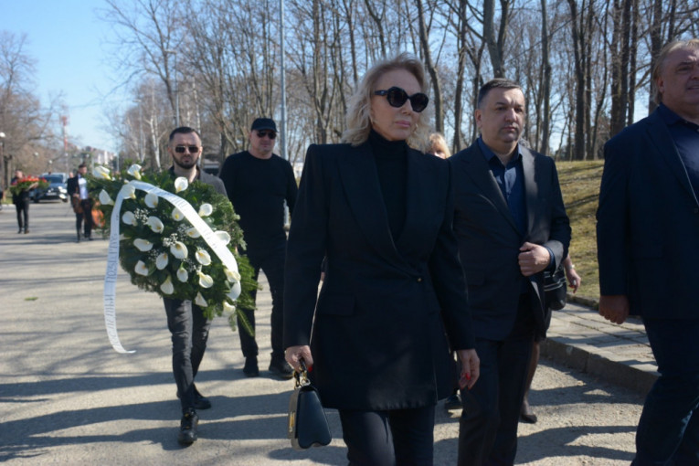 Lepa Brena na sahrani Saše Popovića