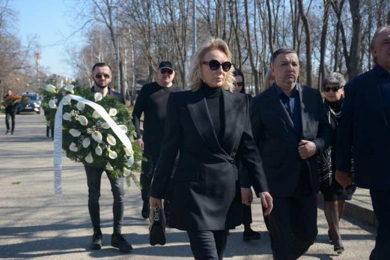 Lepa Brena na sahrani Saše Popovića