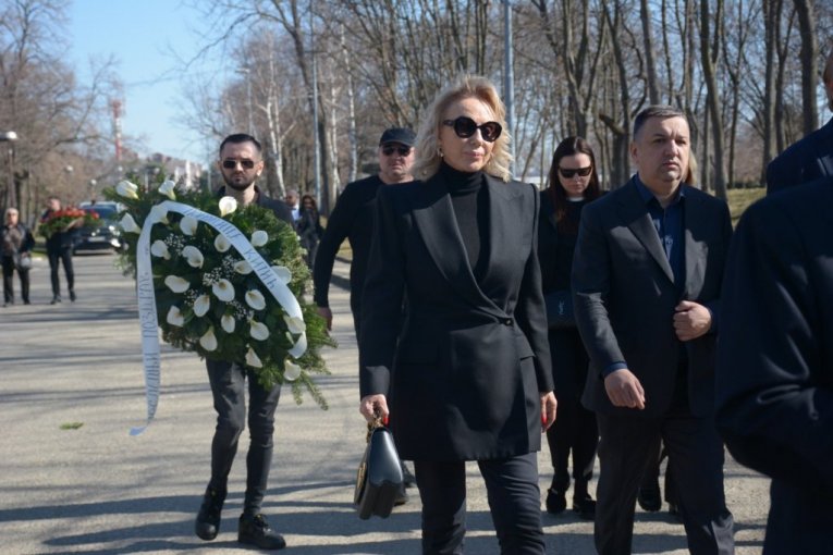 Lepa Brena na sahrani Saše Popovića