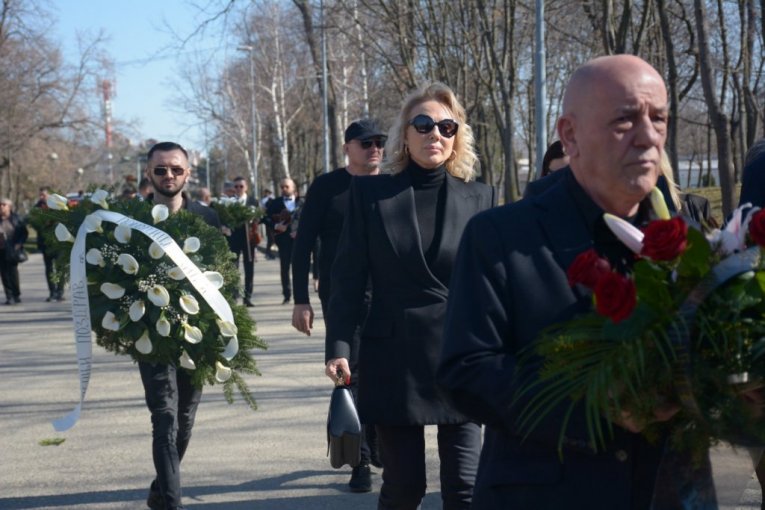 Lepa Brena na sahrani Saše Popovića