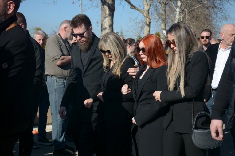 Porodica Saše Popovića na sahrani