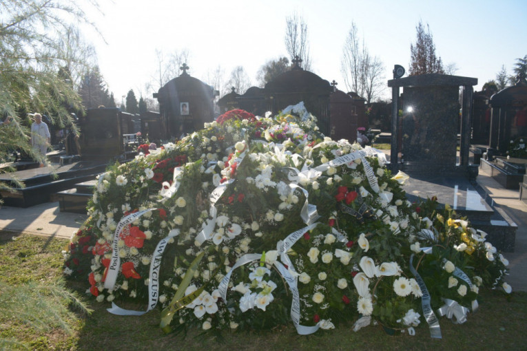 Venci na grobu Saše Popovića