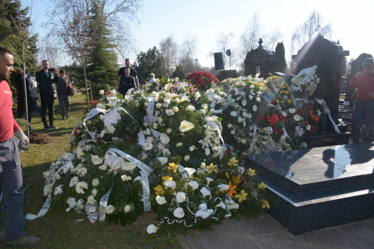 Venci na grobu Saše Popovića