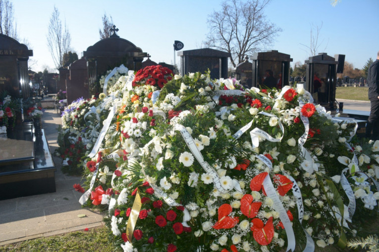 Venci na grobu Saše Popovića