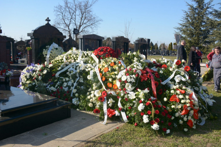 Venci na grobu Saše Popovića