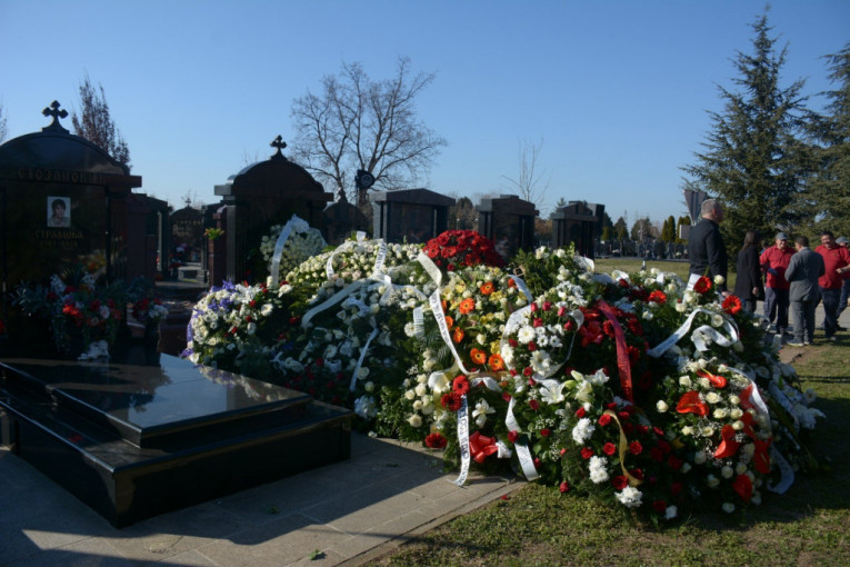 Venci na grobu Saše Popovića