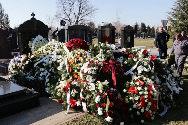 Venci na grobu Saše Popovića