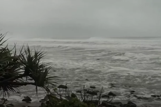LJUDI U PANICI TRAŽE ZAKLON I BEŽE IZ KUĆA: Apokaliptični scenario za višemilionski grad, ko preživi pričaće (VIDEO)