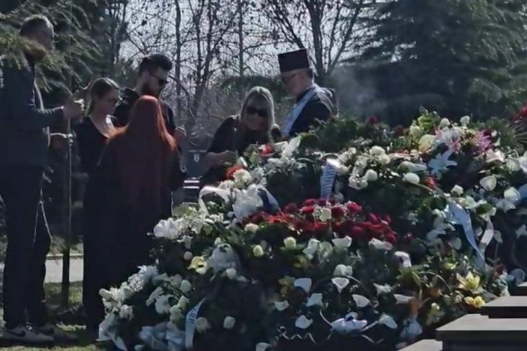 Suzana Jovanović sa decom na groblju