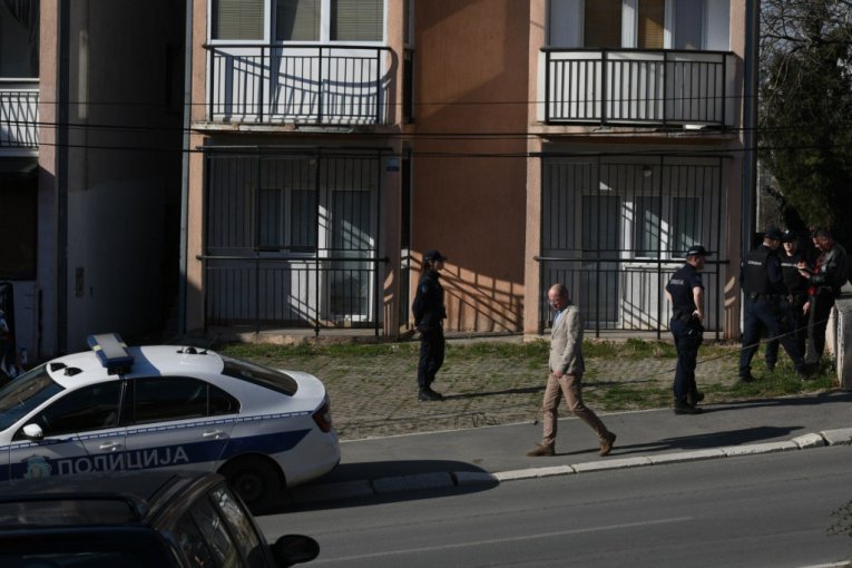 U ovoj zgradi je ranjen policajac