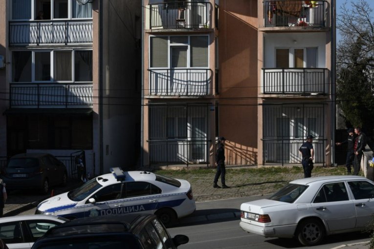 U ovoj zgradi je ranjen policajac