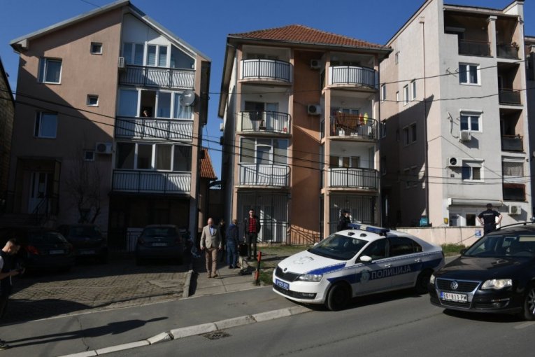 U ovoj zgradi je ranjen policajac