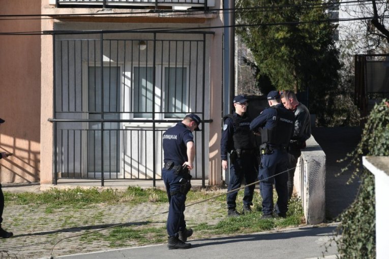 U ovoj zgradi je ranjen policajac