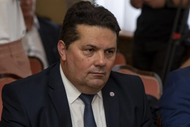 IZGRADILI STE IMIDŽ PROFESIONALNOG I PATRIOTSKI NASTROJENOG MEDIJA: Nenad Stevandić uputio čestitku povodom OSMOG rođendana Republike!