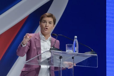 "ŽELE NASILJEM DA ZAUZMU VLAST, ALI ŽENE IM STALE NA PUT"! Brnabićeva o haosu u Skupštini!