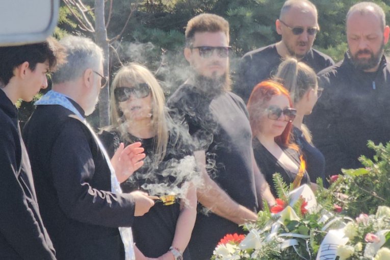 Porodica Saše Popovića na groblju