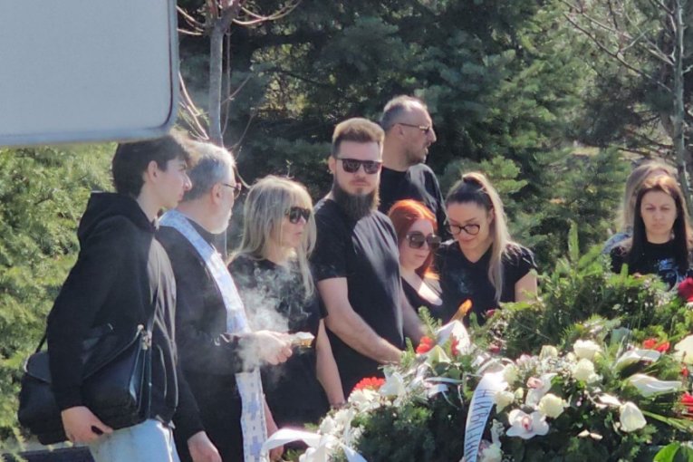 Suzana Jovanović na groblju Saše Popovića