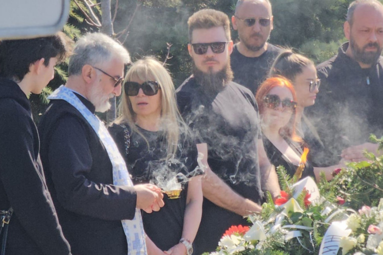 Suzana Jovanović na groblju Saše Popovića