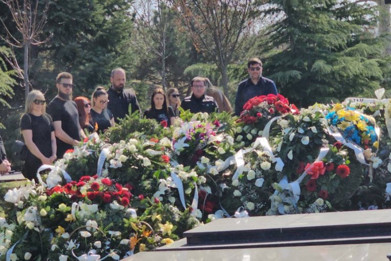 Suzana Jovanović na groblju Saše Popovića