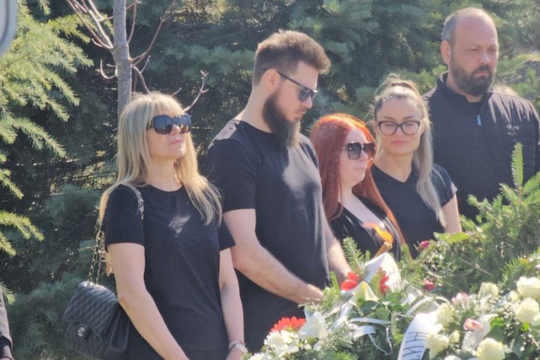 Suzana Jovanović na groblju Saše Popovića
