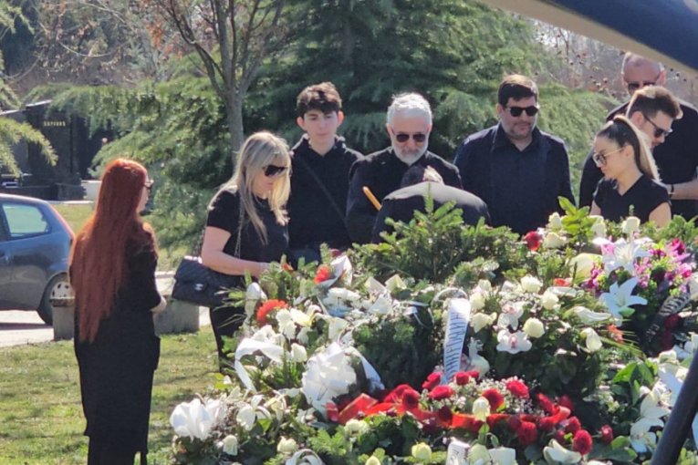 Suzana Jovanović na groblju Saše Popovića