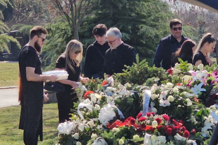 Suzana Jovanović na groblju Saše Popovića