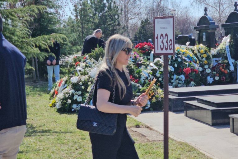 Suzana Jovanović na groblju Saše Popovića