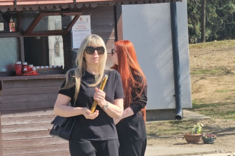 Suzana Jovanović na groblju Saše Popovića