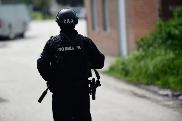 UŠAO SA SATAROM U RESTORAN, PA NASRNUO NA GOSTE! Horor u Rakovici, policija traga za napadačem!