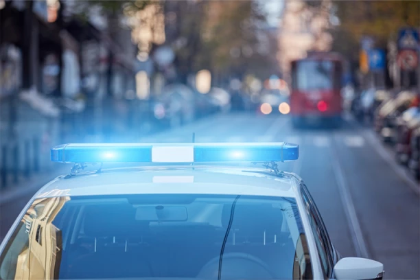 PRETUKAO ČOVEKA I UKRAO MU RUČNI SAT! Policija ga pronašla i privela!