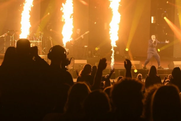 GORI BINA NA KONCERTU MARIJE ŠERIFOVIĆ! Publika vrišti u panici, u sali NASTAO HAOS! (VIDEO)